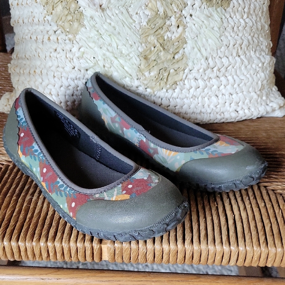 Muck mud/water shoes, multicolored, size 7